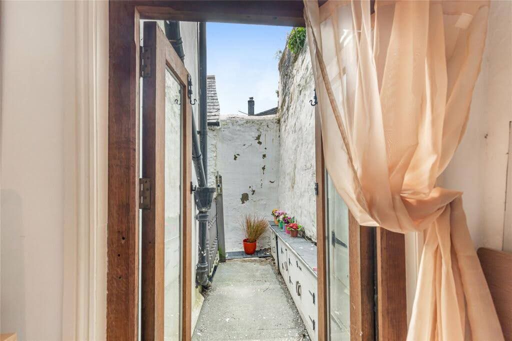 Private courtyard, steps from the centre of Totnes