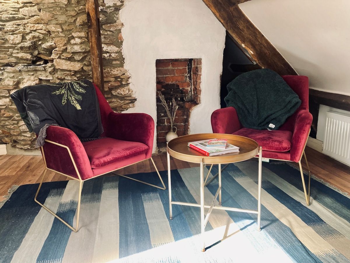 Quiet corner with a floor lamp and cosy seating